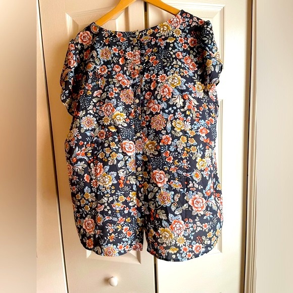 LOFT PLUS Floral Button Back Blouse with Split Overlapping Flutter Sleeves - Picture 7 of 13